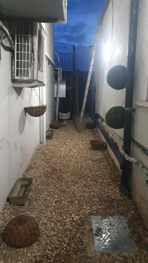 House 1905 - Self Catering Serviced Apartment Tidworth Esterno foto