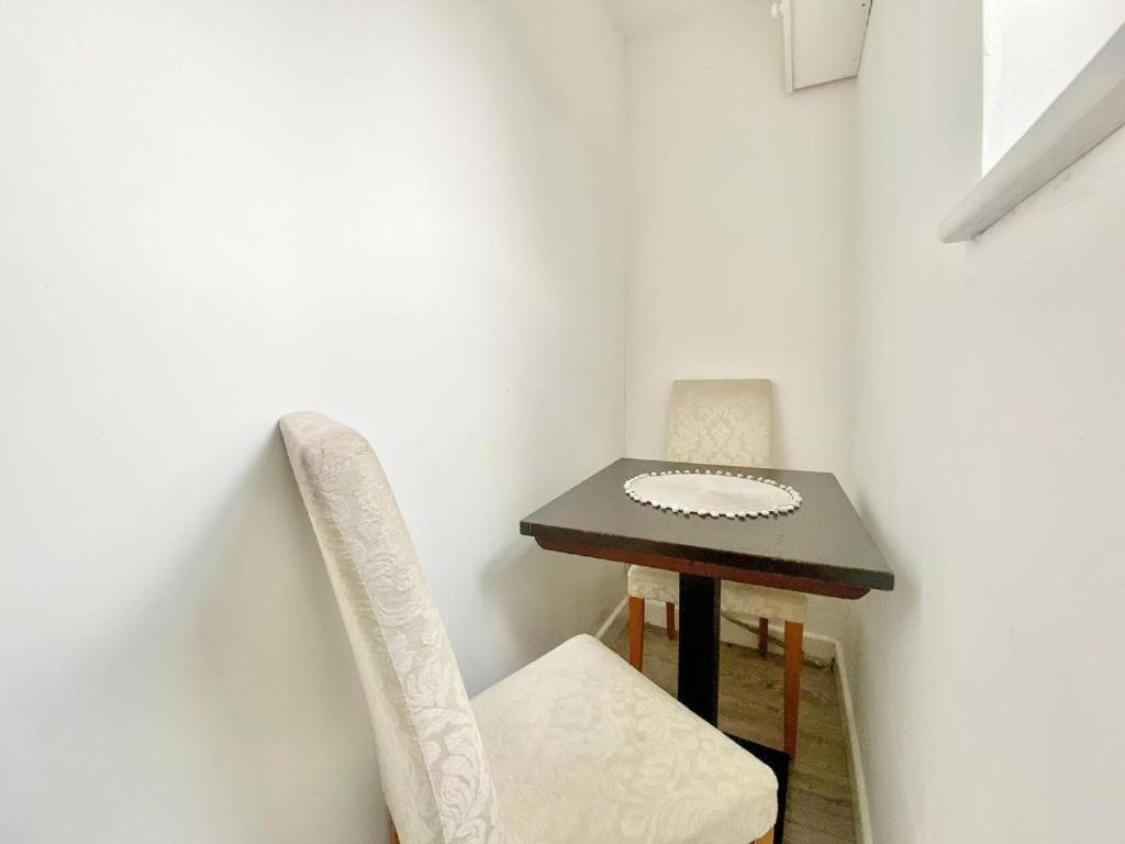 House 1905 - Self Catering Serviced Apartment Tidworth Esterno foto